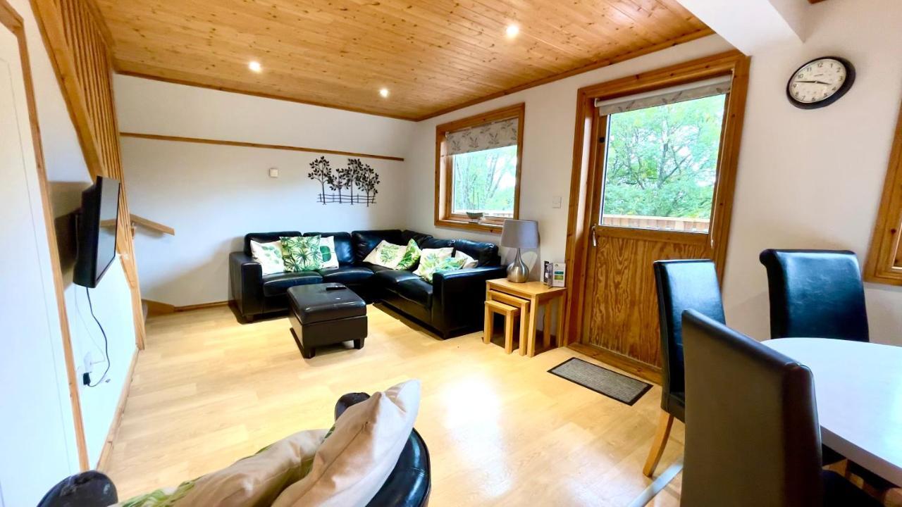 Spacious Primrose Lodge For 6 With Hot Tub At A Spa Resort Chudleigh Esterno foto