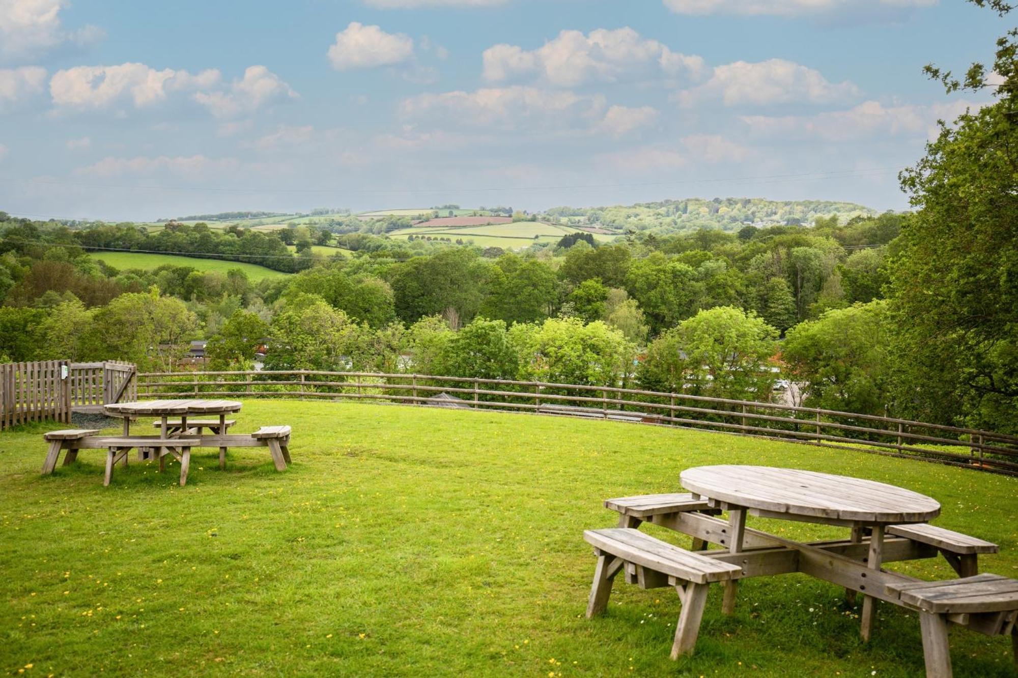 Spacious Primrose Lodge For 6 With Hot Tub At A Spa Resort Chudleigh Esterno foto